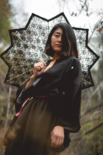 Retrato Mujer Japonesa Sexy Joven Con Hermoso Viejo Kimono Negro —  Fotos de Stock