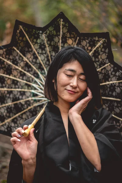 Портрет Сексуальної Молодої Япанської Жінки Гарними Старими Традиційними Чорними Кімоно — стокове фото