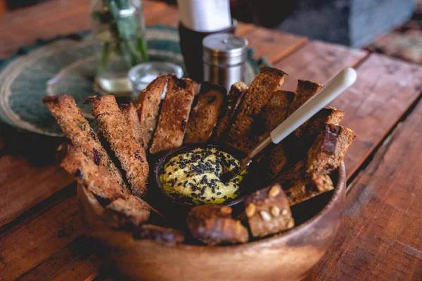 맛있는 채소로 식탁에는 참깨가 곁들여 올리브와 장식으로 소금기있는 토스트가 — 스톡 사진