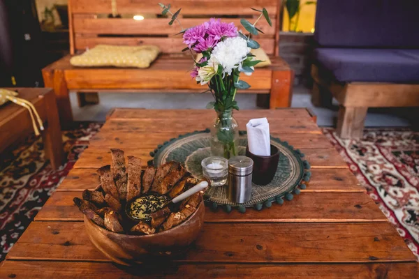 おいしいベジタリアンビーガンケータリングと木製のテーブル黒ゴマとハムとオリーブと花の装飾と焼き塩辛いトースト — ストック写真