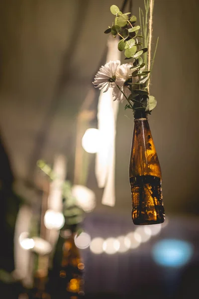 Красива Весільна Прикраса Висячих Пляшок Пива Букетами Білих Квітів Білими — стокове фото