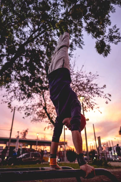 Sağlıklı Formda Güzel Renkli Günbatımı Gökyüzü Olan Bir Parkında Spor — Stok fotoğraf