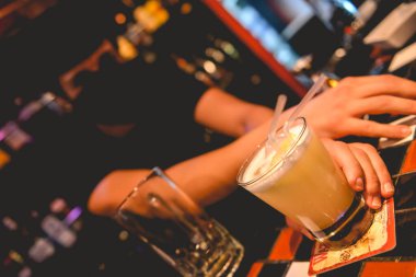 Genç Latin barmenin, gece bardan nefis bir kokteyl hazırladığı yakın plan.