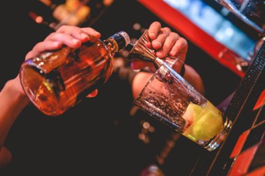 Genç Latin barmenin, gece bardan nefis bir kokteyl hazırladığı yakın plan.