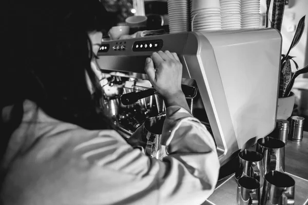Barista Vrouw Het Maken Van Koffie Een Vintage Koffiezetapparaat Koffie — Stockfoto