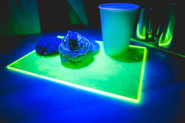 Tasse Papier Blanc Avec Café Délicieux Gâteau Biscuits Sur Plateau — Photo