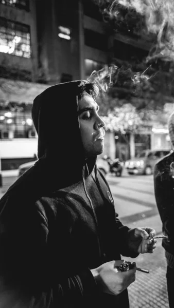 Молодой Латиноамериканец Курит Косяк Сигарета Марихуаной Травка Сигарету Табаком Выдувая — стоковое фото