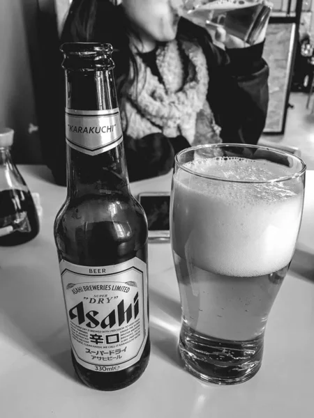 Asahi Garrafa Vidro Cerveja Vidro Com Cerveja Menina Feliz Sorrindo — Fotografia de Stock