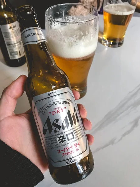 Hand Holding Asahi Beer Glass Bottle Glasses Beer — ストック写真