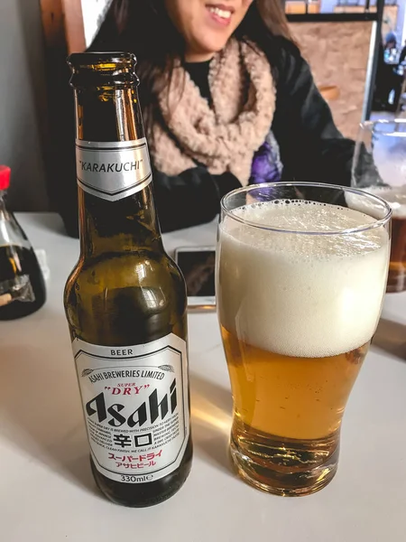 Asahi Beer Glass Bottle Glass Beer Happy Girl Smiling — Fotografia de Stock