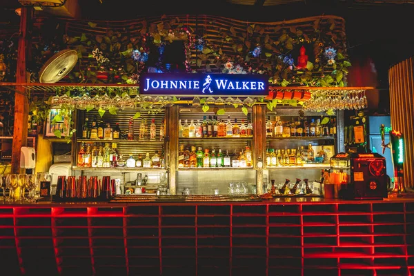 Big Johnnie Walker Неоновий Світловий Знак Красивий Барвистий Бар Лічильник — стокове фото