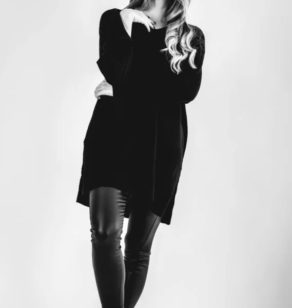 Blonde Model Girl Face Black Sweater Black Bright Leatherette Pants — Foto de Stock