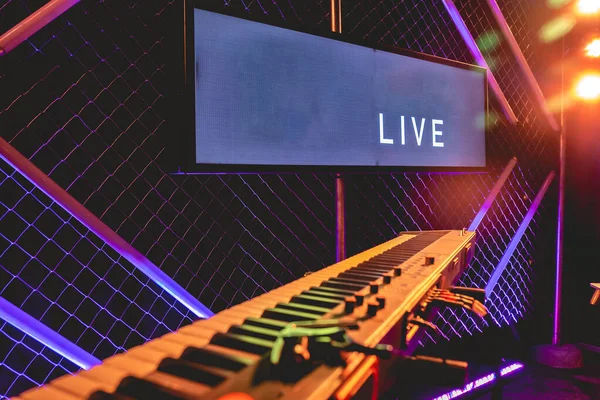 Big Keyboard Led Screen Live Message Colorful Neon Tubes Stage — Foto de Stock