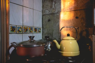 Güzel geleneksel Latin mutfağı, ocağı, gaz ocakları, antika tencereleri, su ısıtıcısı ve altın güneş ışınları.