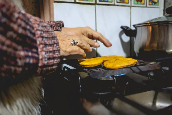 Beautiful Hands Elderly Latino Woman Cooking Traditional Kitchen Stove Gas — Zdjęcie stockowe