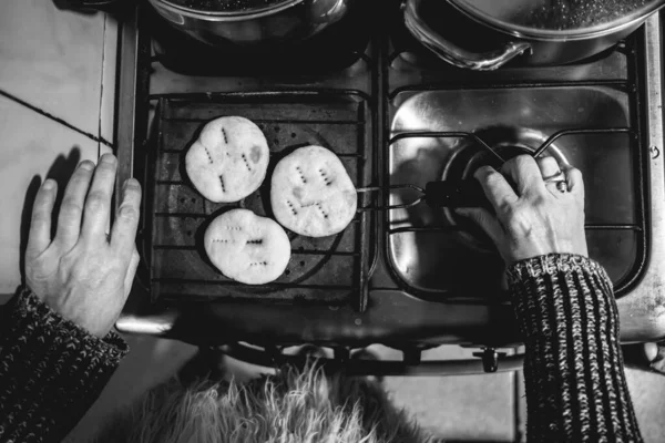 Beautiful Hands Elderly Latino Woman Cooking Traditional Kitchen Stove Gas — Φωτογραφία Αρχείου
