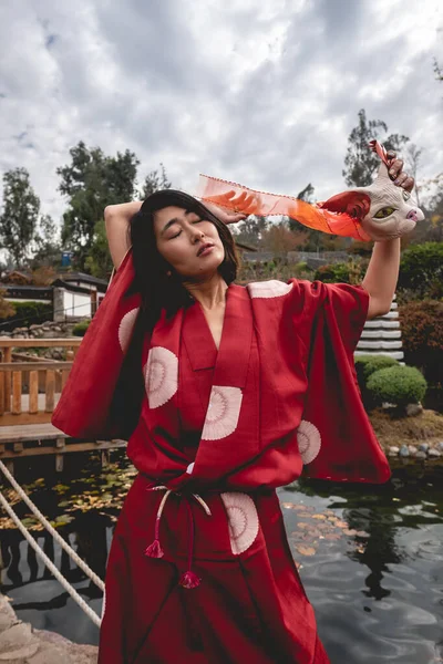 Портрет Сексуальної Молодої Япанської Дівчини Красивим Старим Традиційним Червоним Кімоно — стокове фото