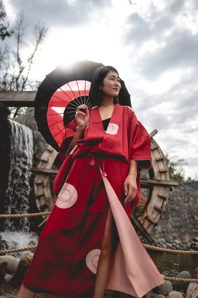 Портрет Сексуальної Молодої Японської Дівчини Красивим Старим Традиційним Червоним Кімоно — стокове фото