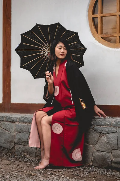 Портрет Сексуальної Молодої Японської Дівчини Красивою Старовинною Традиційною Червоною Кімоно — стокове фото