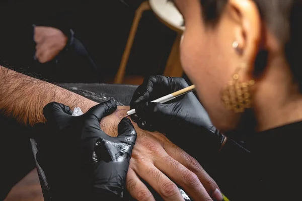 Detalle Joven Artista Del Tatuaje Con Pelo Muy Corto Haciendo —  Fotos de Stock