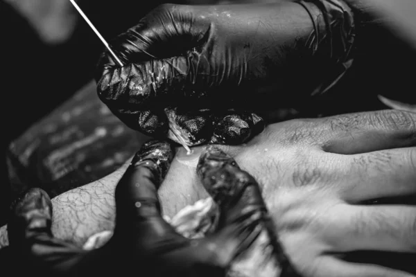 Részlet Kezét Tetováló Művész Fekete Kesztyűvel Hogy Egy Tetoválás Fehér — Stock Fotó