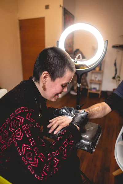 Jong Tattoo Artiest Meisje Met Zeer Kort Haar Het Maken — Stockfoto