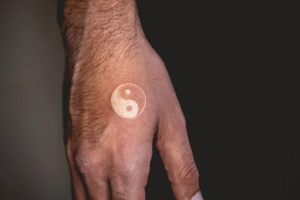 Λεπτομέρεια Ενός Τατουάζ Yin Yang Λευκό Μελάνι Στο Χέρι Ενός — Φωτογραφία Αρχείου