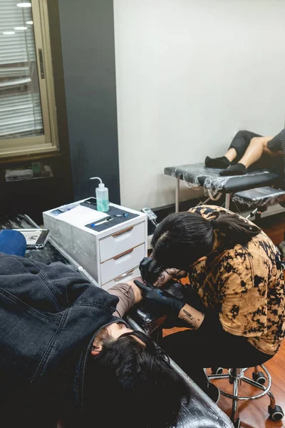 Jong Tattoo Artiest Meisje Met Bril Masker Het Maken Van — Stockfoto