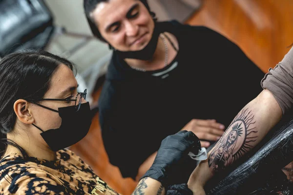 Detalle Joven Artista Del Tatuaje Con Gafas Máscara Limpiando Nuevo —  Fotos de Stock