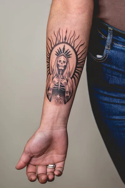 Detalhe Nova Tatuagem Santa Muerte Nossa Senhora Santa Morte Braço — Fotografia de Stock