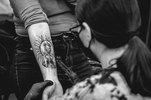 Деталь Молодої Дівчини Татуювальниці Окулярами Маскою Прибирає Нове Татуювання Санта — стокове фото