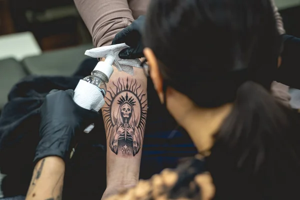 Деталь Молодої Дівчини Татуювальниці Окулярами Маскою Прибирає Нове Татуювання Санта — стокове фото