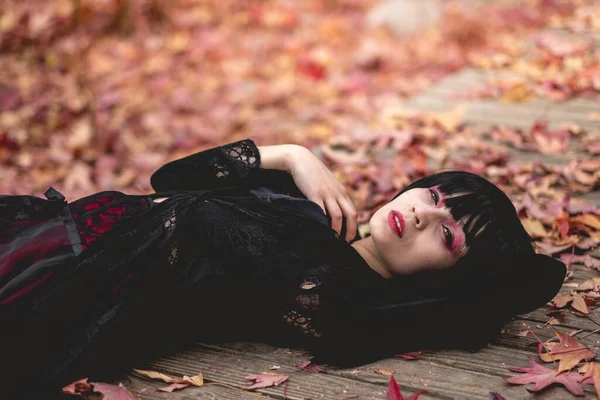 Siyah Elbiseli Haçlı Seksi Yüzlü Kırmızı Makyajlı Genç Sıska Spanyol — Stok fotoğraf