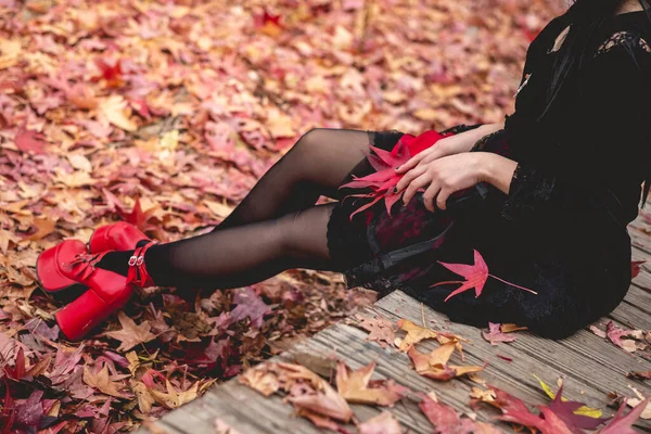 Jong Mager Goth Meisje Met Zwarte Rode Jurk Rode Platforms — Stockfoto