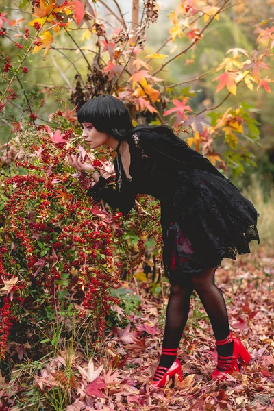 Fiatal Vékony Spanyol Gótikus Lány Fekete Ruha Piros Platformok Cipő — Stock Fotó