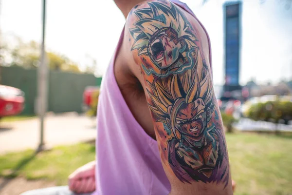 Gezond Fit Jonge Latin Man Arm Met Kleurrijke Tatoeage Paarse — Stockfoto