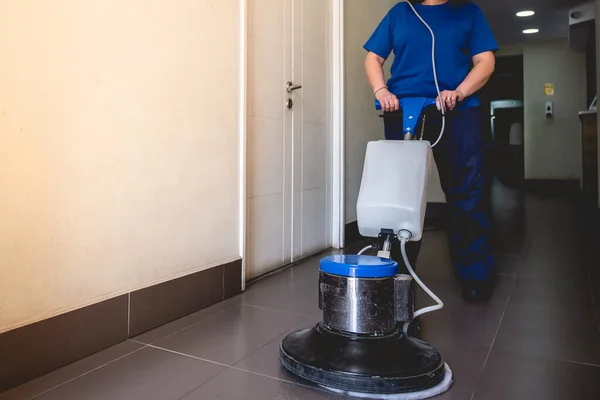 Joven Trabajadora Janitorial Latina Uniforme Azul Limpieza Edificio Con Aspiradora — Foto de Stock