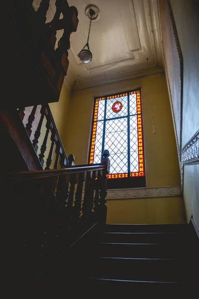 Ahşap Merdivenler Eski Asılı Lamba Ejderha Armalı Dekorasyonlu Renkli Antika — Stok fotoğraf