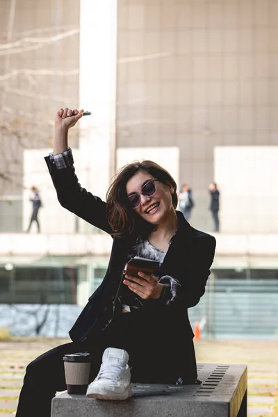 Jovem Bem Sucedida Feliz Mulher Negócios Latina Com Óculos Sol — Fotografia de Stock
