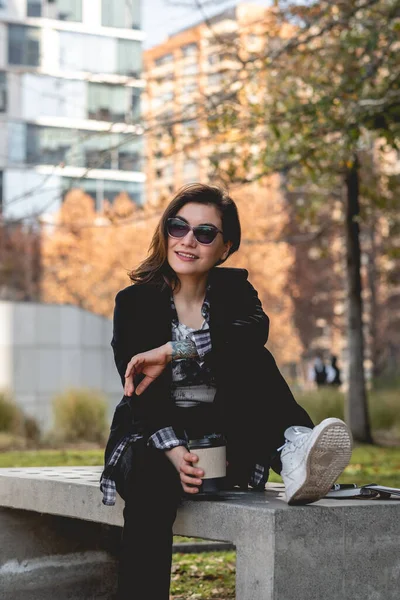 Молода Успішна Щаслива Латиноамериканка Сонцезахисними Окулярами Блокнотом Білими Кросівками Ють — стокове фото