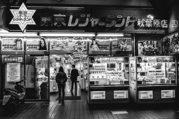 Пара Игровом Магазине Районе Акихабара Ночью Токио Япония Черно Белый — стоковое фото