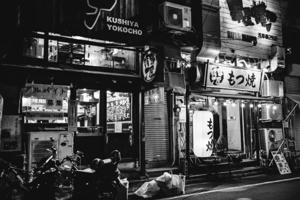 Tradycyjne Restauracje Światła Rowery Znaki Nocy Tokio Japonia Czerni Bieli — Zdjęcie stockowe