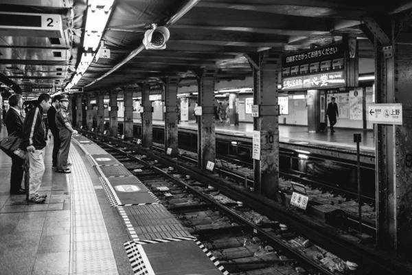 Wartende Menschen Gleis Einer Bahn Station Tokio Japan Schwarz Weiß — Stockfoto