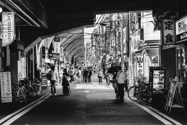 Люди Магазини Знаки Дроти Поруч Залізницею Токійському Центрі Міста Японія — стокове фото