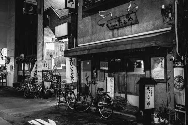 Hagyományos Éttermek Kerékpárok Éjszaka Tokióban Japán Belvárosában Fekete Fehérben — Stock Fotó