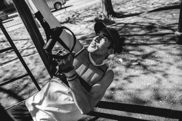 Geconcentreerd Gezond Fit Jonge Latin Man Met Gewichtsvest Trainingshandschoenen Vizier — Stockfoto