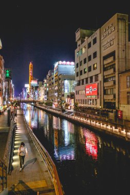 Dotonbori Kanalı 'nda gece ışıkları, restoranlar, neonlar, kablolar, renkler ve insanlar, Osaka, Japonya