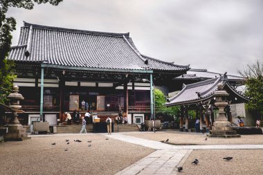 Büyük İsshin-ji Budist Tapınağı 'nın dışındaki insanlar bulutlu bir günde, Osaka, Japonya