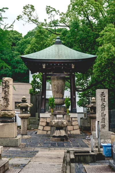 Pavilhão Com Sino Pedra Lâmpadas Pedra Cimentaria Templo Budista Osaka — Fotografia de Stock