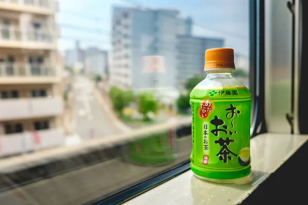 日本大阪 火车车厢外 有城市景观的绿茶瓶 — 图库照片